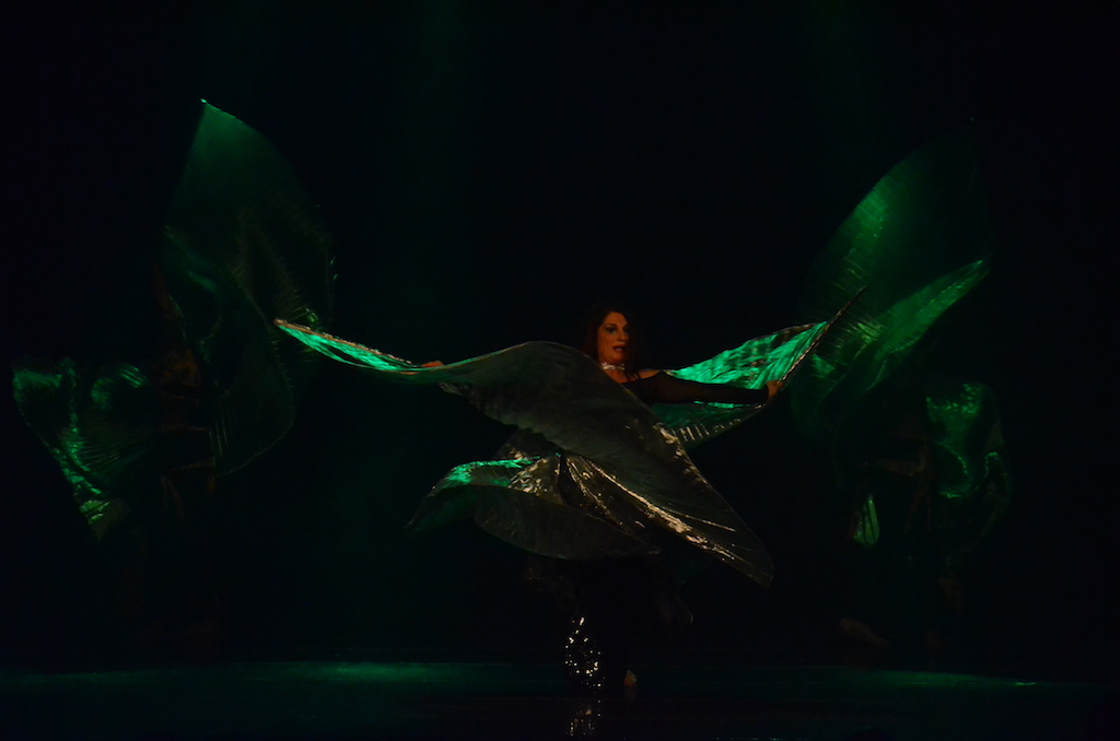 amal mentre gira con ali di iside