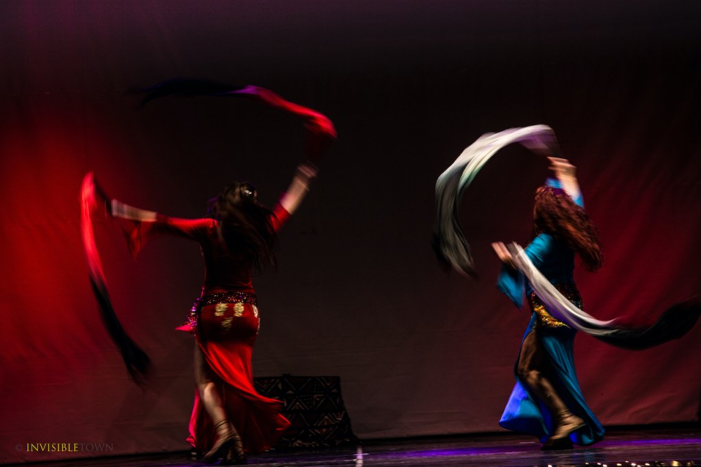 amal e francesca con ventagli