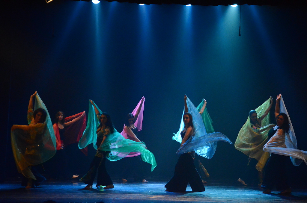 danzatrici sul palco con velo