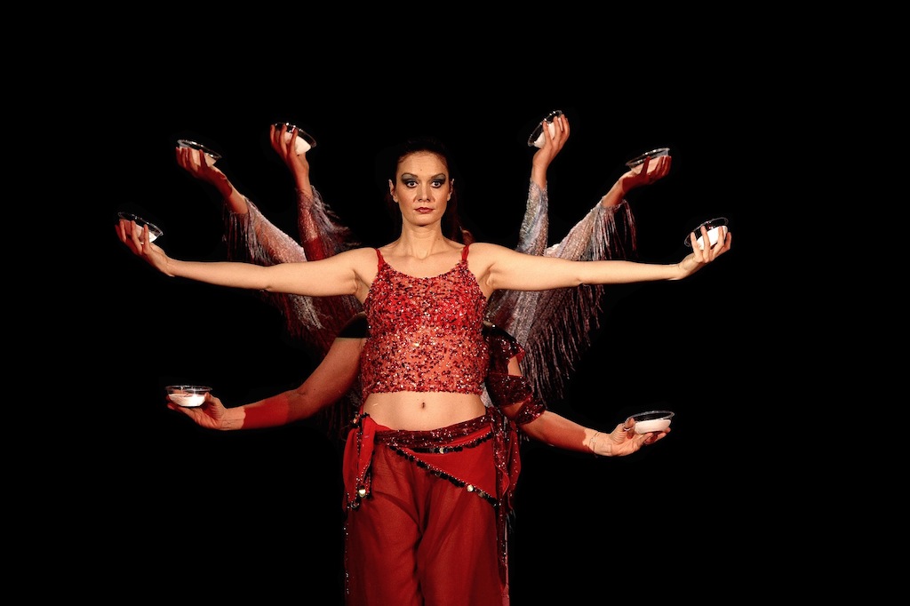 francesca e la danza con le candele in mano