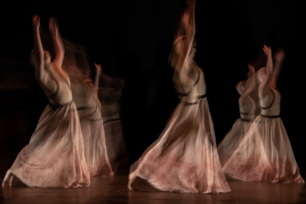 immagine sfocata di danzatrici che danzano
