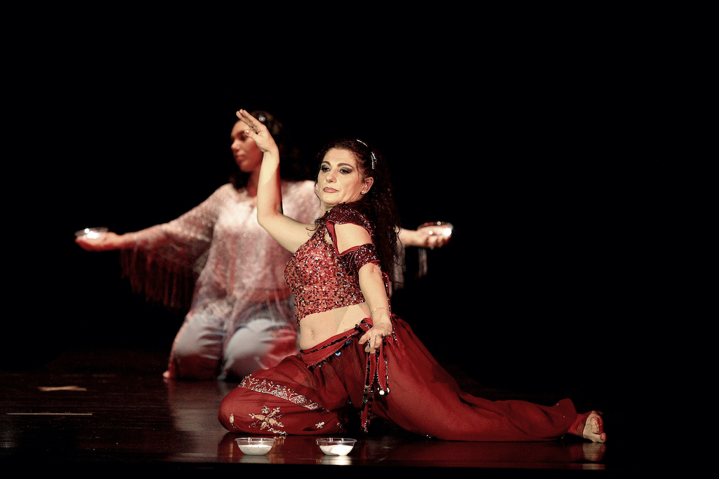 amal mentre danza a terra
