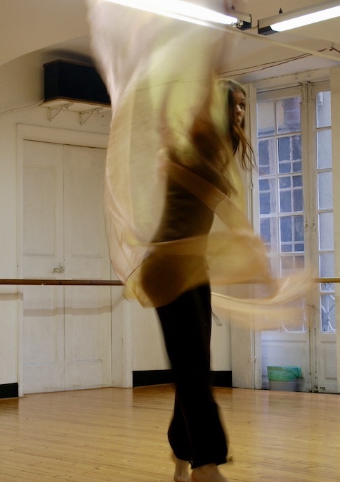 francesca mentre prova danza con velo via luccoli