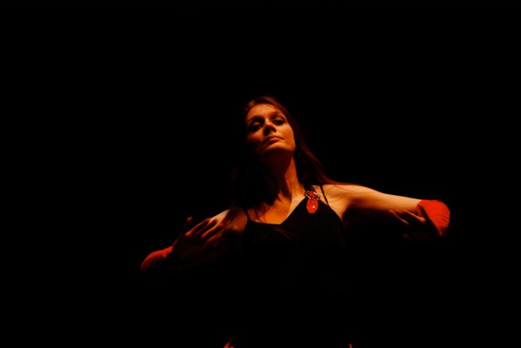 francesca mentre interpreta una canzone dalida