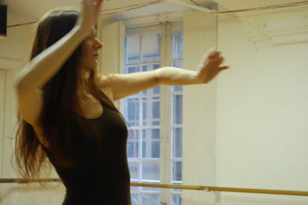 francesca mentre prova alcuni passi di danza