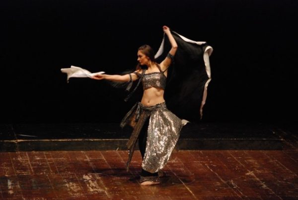 francesca mentre danza con ampio doppio velo Queen spettacolo