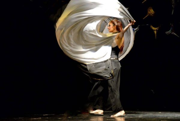 francesca mentre danza con ampio doppio velo