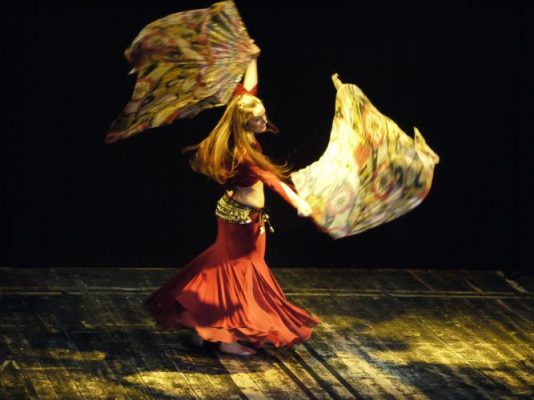 francesca intenta a danzare con due fan veils