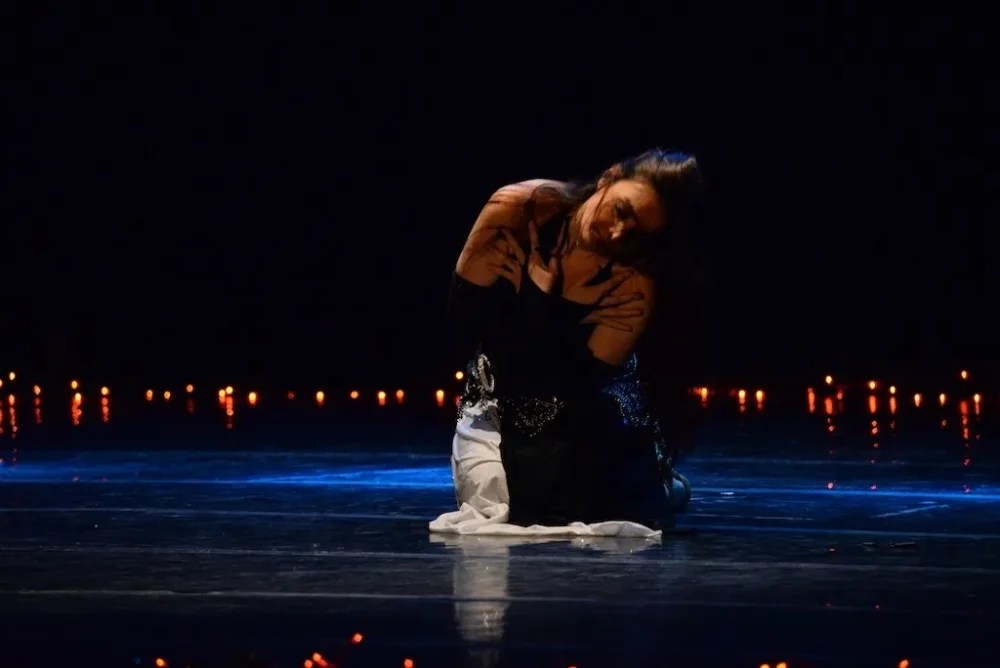 Noor in una posa di danza a teatro