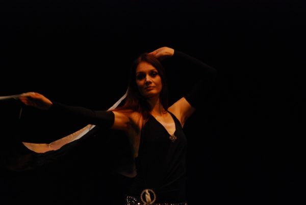 noor che danza col doppio velo a teatro