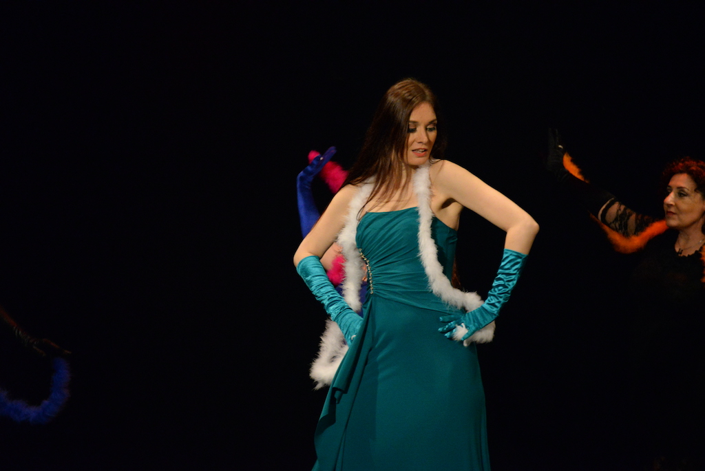 francesca danza una canzone di Dalida con vestito da sera