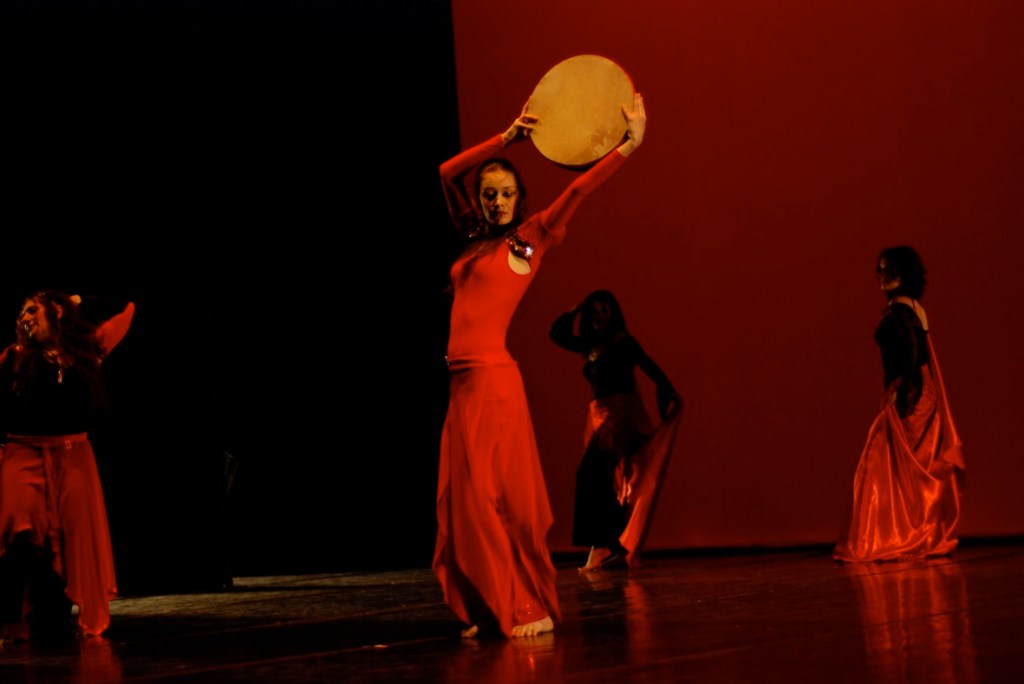 Francesca danza con un tamburo per la danza del ventre