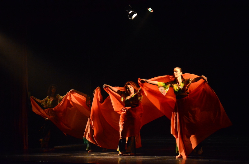 Francesca danza a teatro con un telo lungo e altre tre danzatrici