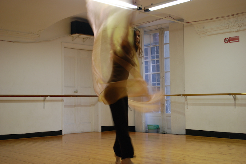 Francesca scalena a danzare col velo davanti allo specchio