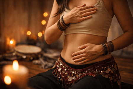 una donna che ascolta il proprio corpo