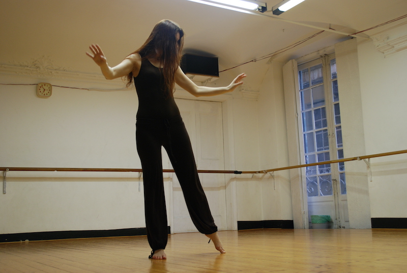 Francesca prova a danzare in una scuola di danza